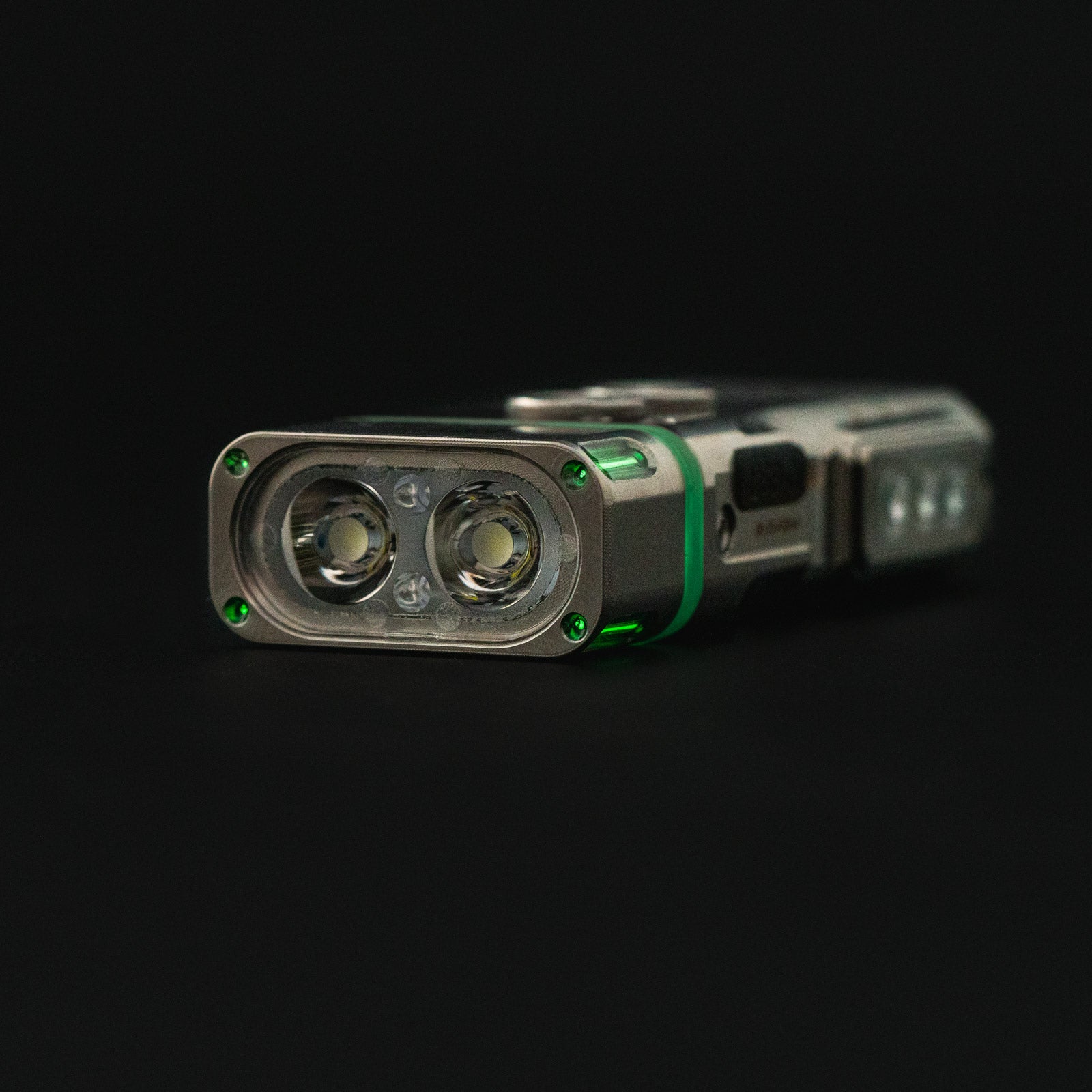 Angel Eyes E4 Pro Titanium Vielseitige Schlüsselanhänger-Taschenlampe mit AAA-Batterie