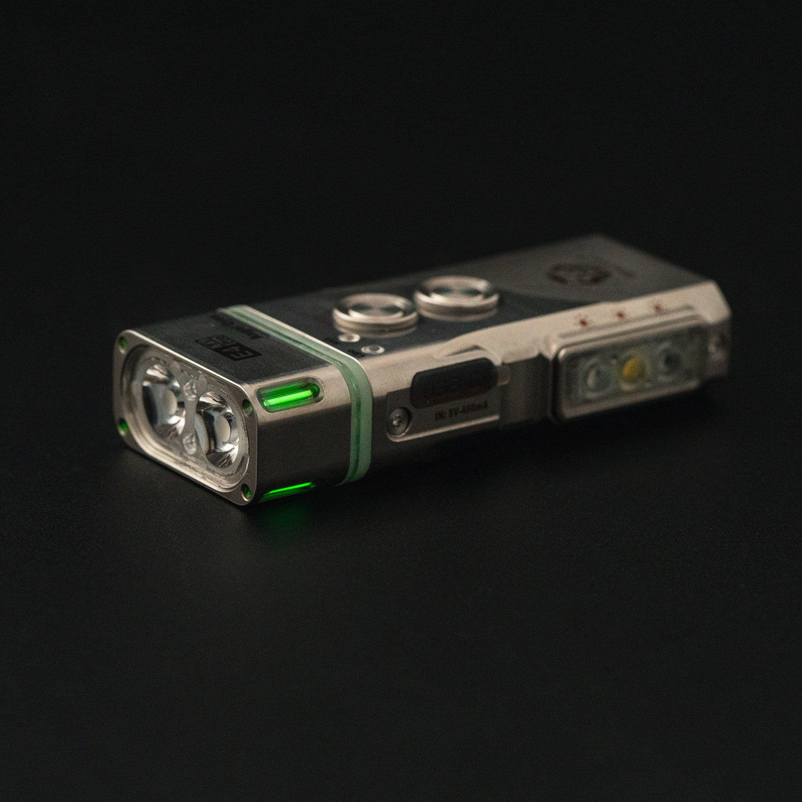 Angel Eyes E4 Pro Titanium Vielseitige Schlüsselanhänger-Taschenlampe mit AAA-Batterie