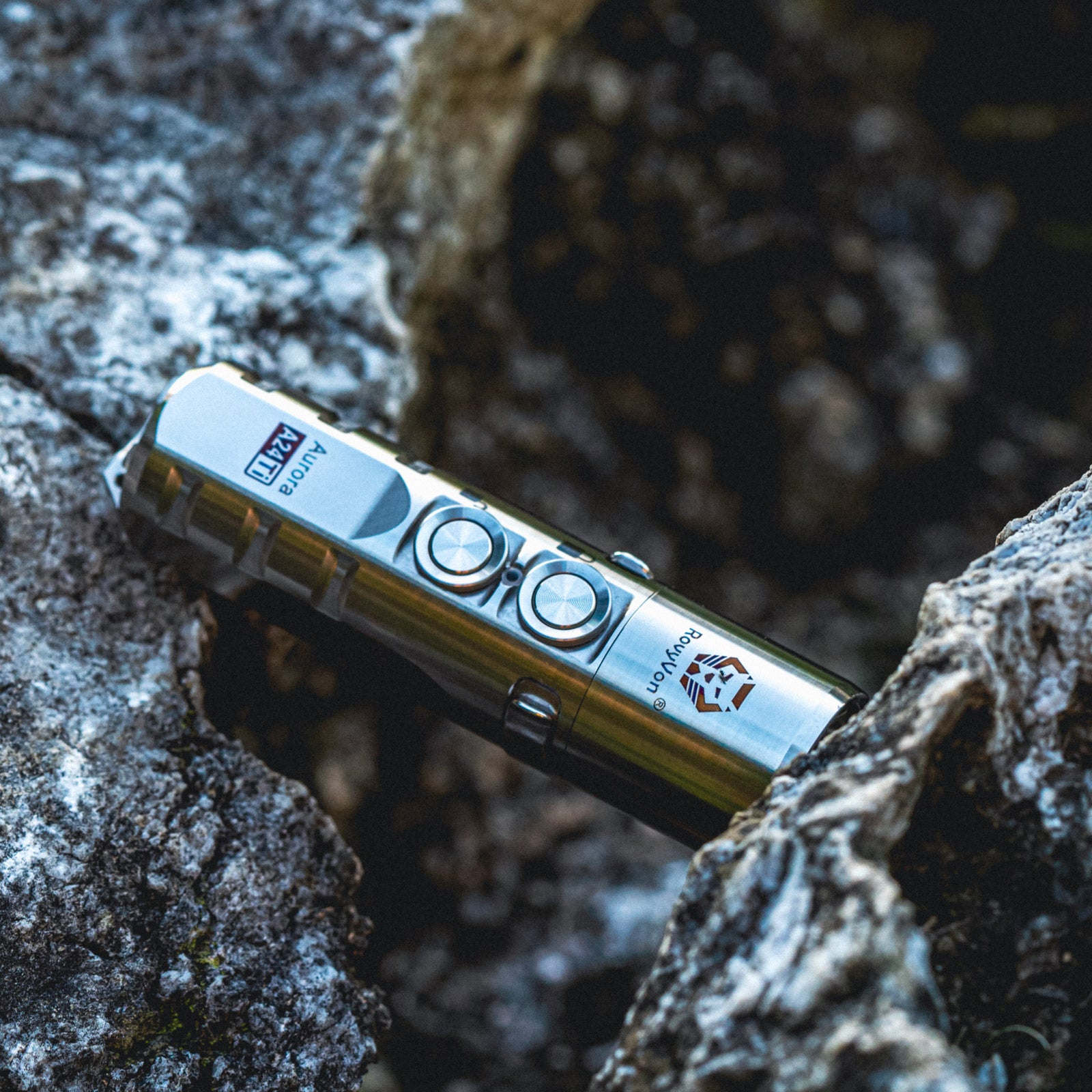 RovyVon Aurora A24 G2 チタン LED 懐中電灯、1000 ルーメンのロックアウト モード付きポケット懐中電灯、充電式 EDC 懐中電灯、7 つのモード、毎日の持ち運び、 RovyVon Aurora A24 G2 チタン LED 懐中電灯、1000 ルーメンのロック