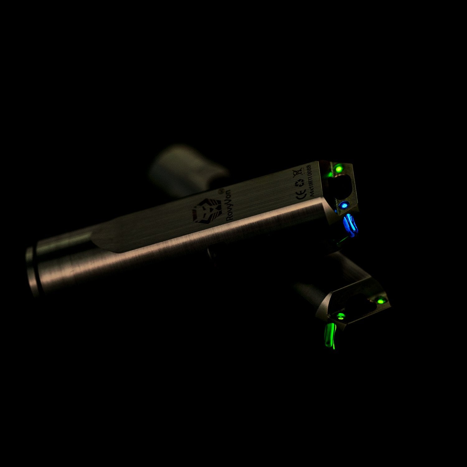 RovyVonAuroraA4xチタンEDCキーホルダー懐中電灯